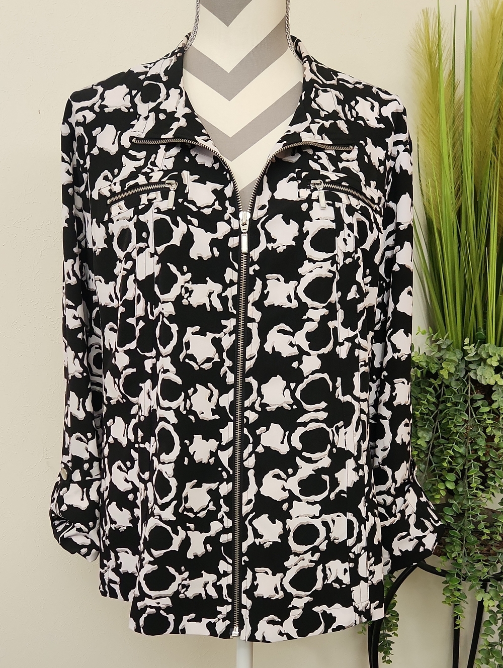 Zenergy Black & White Abstract Print Zip-Front Button Down Lightweight Jacket